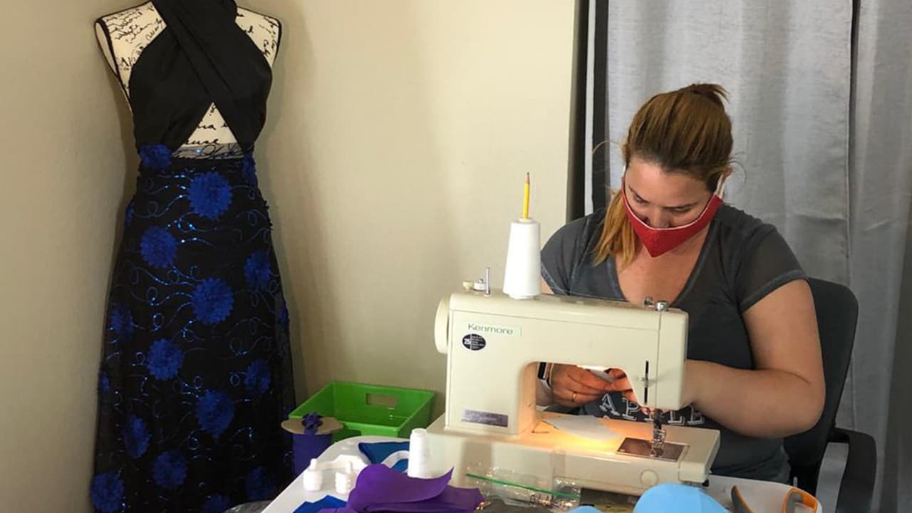 Martí cuenta que empezó a trabajar con el material que tenía en casa cuando no encontró las mascarillas.