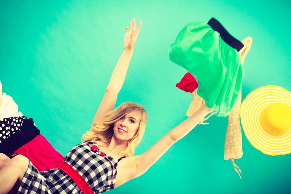 <b>Leo</b>
<br>
<b>¡A gastar a manos llenas!</b>
<br>¡Llegó el magnánimo y pomposo Leo! Si sale de compras con todas las tarjetas de crédito regresará a casa con los balances en rojo, después de haber literalmente “saqueado” las tiendas con una multitud de ropas, accesorios y objetos llamativos que le harán brillar dondequiera que vaya.