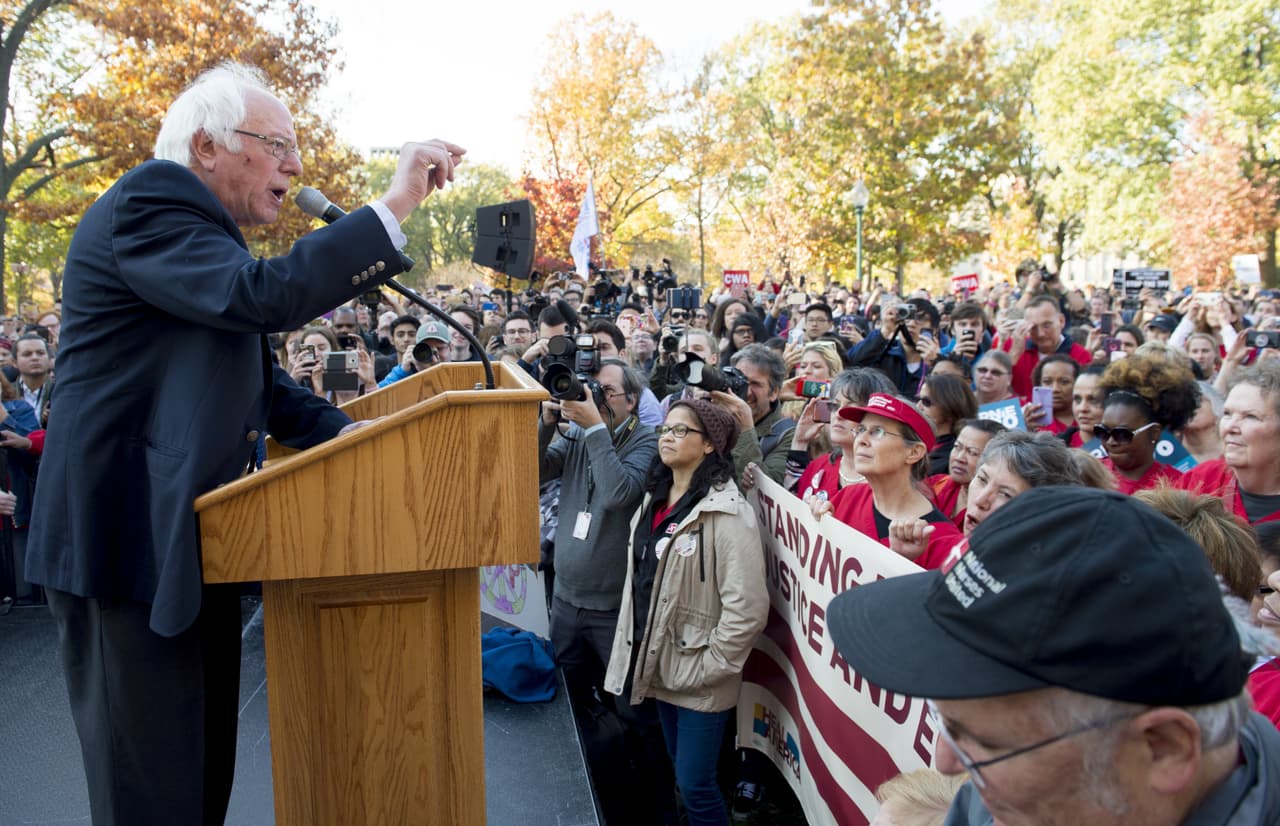 Bernie Sanders se dirige a una multitud frente al Capitolio en Washington