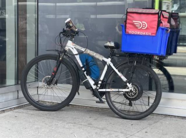 Donan casi un millón de dólares para que repartidor de 76 años se jubile