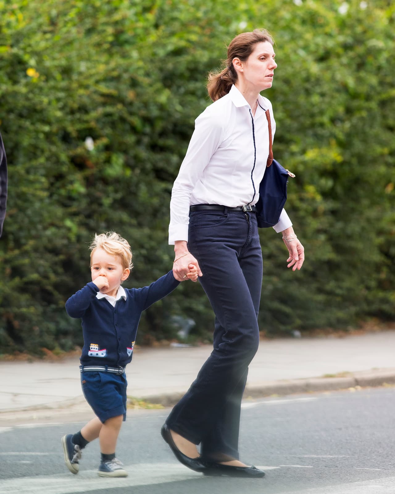 Ahora lo vemos corre que corre de la mano de su nana por el parque.