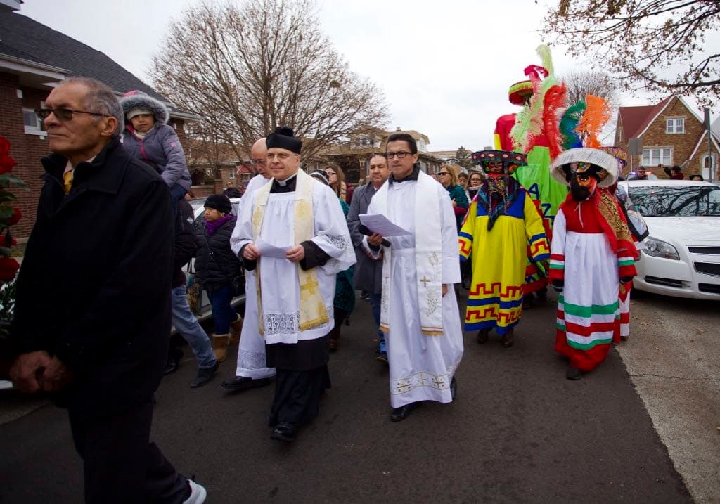 Hasta los mas pequeños tambien le cantaron las mañanitas a la virgen Morena y es precisamente eso lo que estos padres que sus hijos, conozcan y continuen el legado.