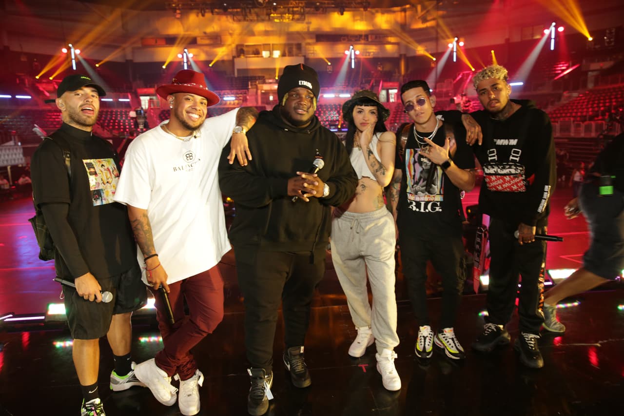 La combinación de talentos de Rafa Pabón, Sech, Feild, Dalex, Cazzu y Lenny Tavarez invadió el Watsco Center. El conjunto intepretará el remix del tema ‘Pa Mí’.