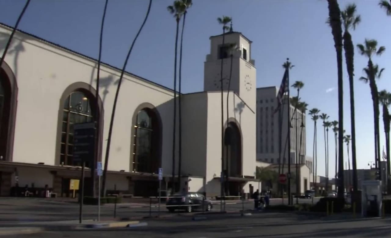 Sin embargo, miles de personas viajaron desde y hacia Los Ángeles en avión, carro y tren, ignorando las recomendaciones de los CDC y de las autoridades locales.