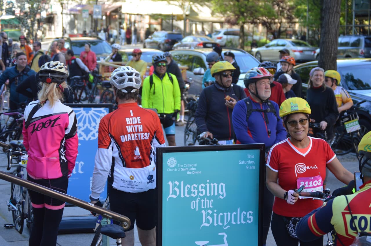 Cientos de ciclistas de varias nacionalidades y credos religiosos acudieron a la bendición de las bicicletas.