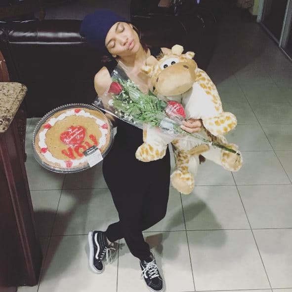 Además de compartir sus éxitos como cantante, la bella de raíces dominicanas presume cada detalle que recibe. ¿Enamorado a la vista?