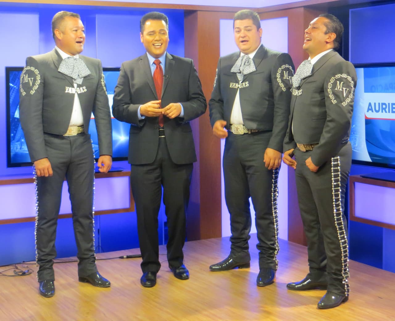 Y los chicos del Chicago Mariachi Project's del Mariachi Academy van a cantar.