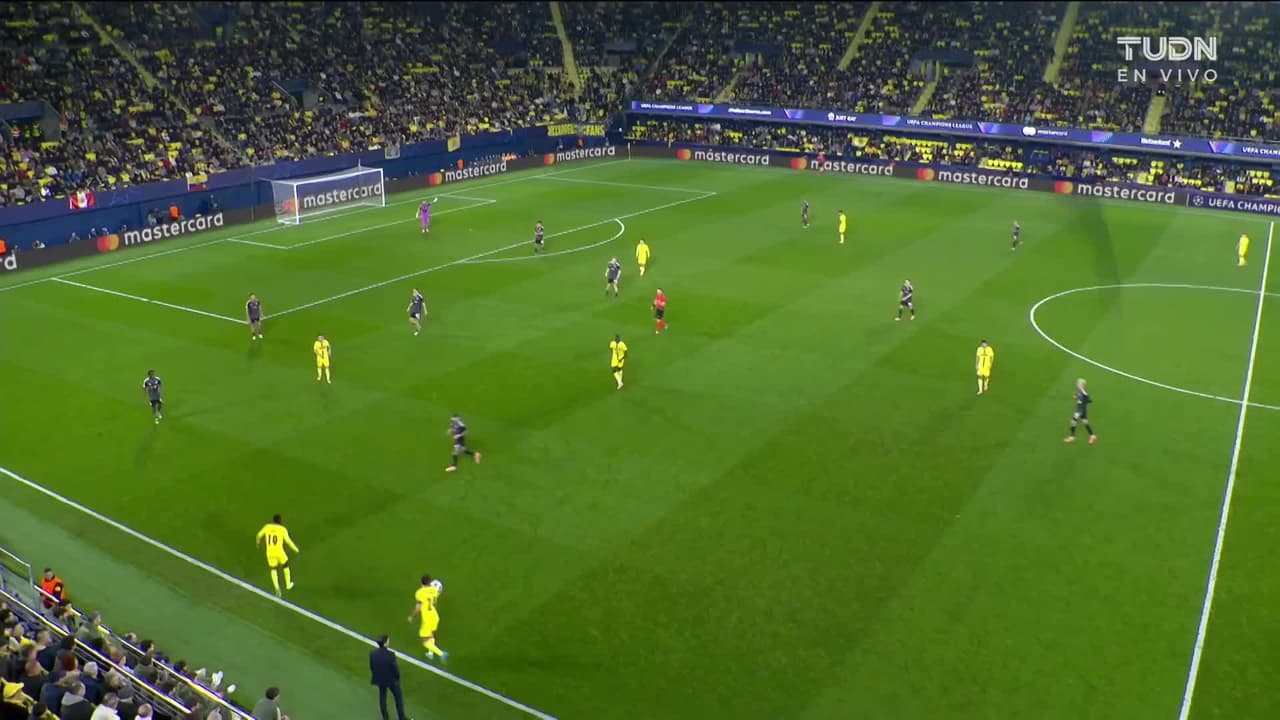 ¡TIRO ATAJADO! disparo por Nicolas Pépé.