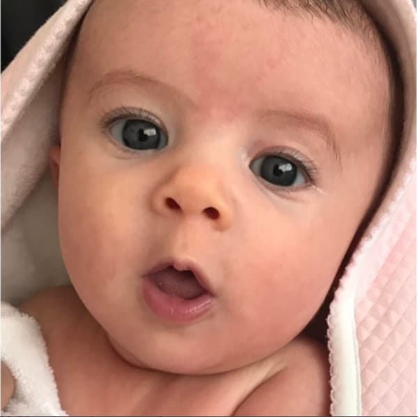 Los ojos de Lua Guerra Vega, han acaparado las redes sociales de sus padres, quienes orgullosos presumen la mirada de su hija.