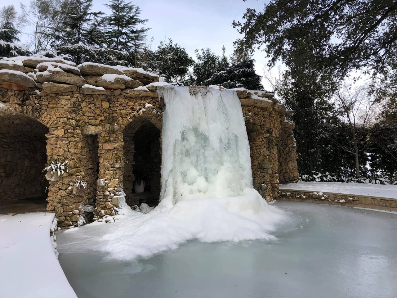 El agua que caía de las fuentes quedó completamente congelada convirtiéndose en una pista de patinaje.
<br>
<br>
