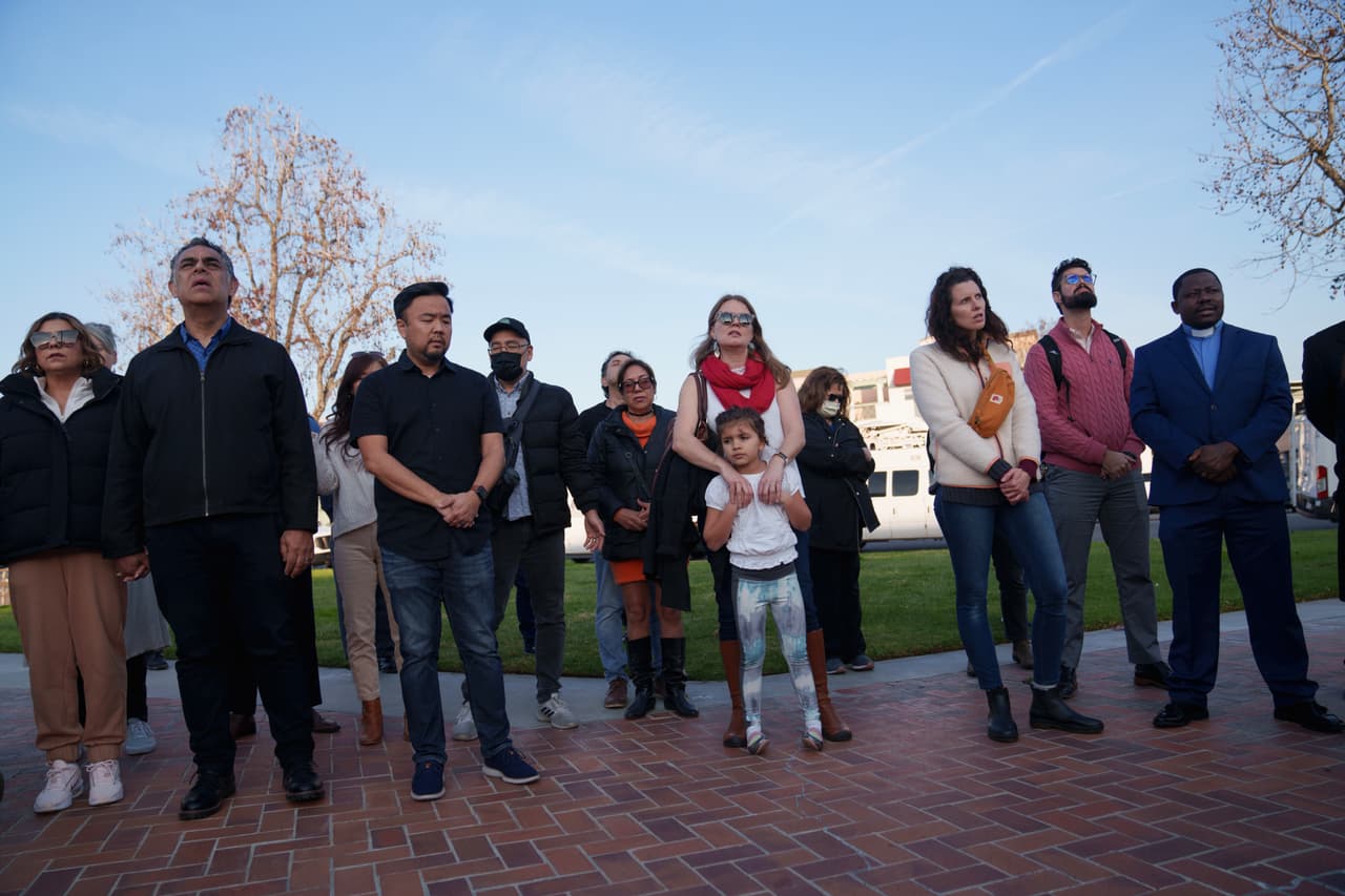 "Tengo el corazón está roto por las víctimas, sus familias y la gente de mi ciudad natal", dijo en Twitter la representante Judy Chu, exalcaldesa de Monterey Park, citada por la AFP. Chu había estado en la escena, uniéndose a las festividades horas antes del tiroteo, cuando la multitud aún era grande. "Esto podría haber sido mucho peor", dijo.
<br>