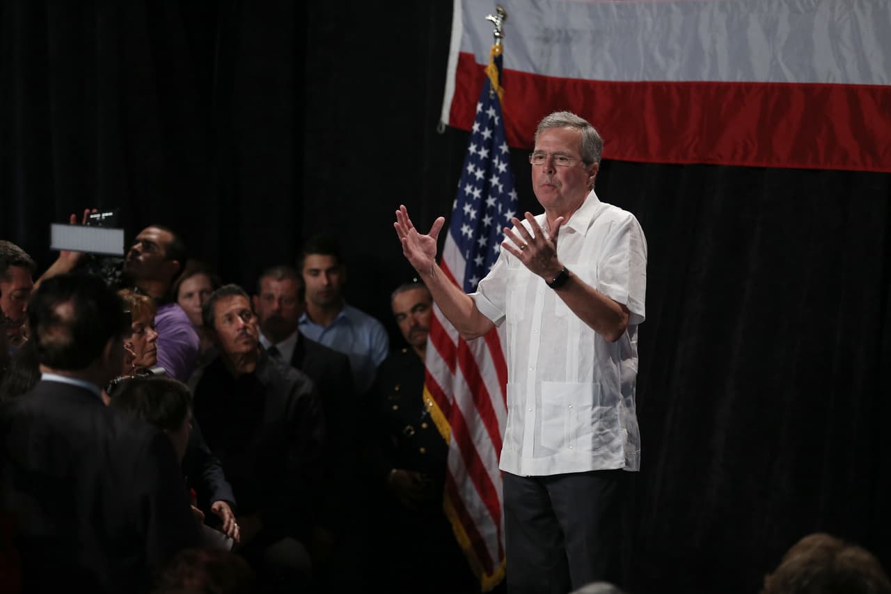 Jeb Bush vestido con una guayabera en Sweetwater, Florida