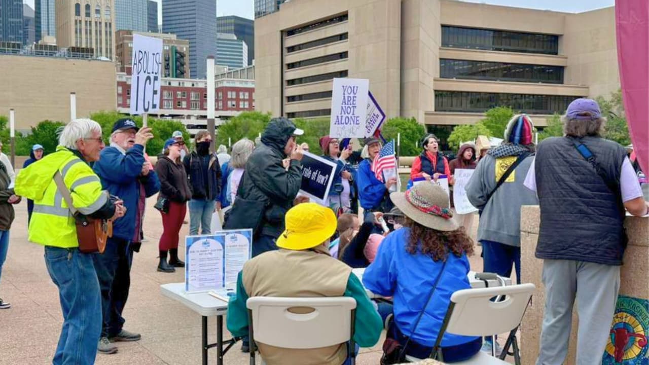 <h3 class="cms-H3-H3">Protestas No Kings se expanden más allá de Dallas </h3>La movilización principal se realizó 
<b>al mediodía en el Ayuntamiento de Dallas. </b>
<br>Sin embargo, la actividad 
<b>no se concentró solo en el centro. </b>
<br>Hubo convocatorias 
<b>en Fort Worth, Plano, Denton, Frisco, Arlington, Carrollton, Garland y McKinney. </b>
<br>En total, reportaron 
<b>más de una docena de protestas en el norte de Texas. </b>
<br>Desde temprano, 
<b>grupos comenzaron a reunirse.</b>