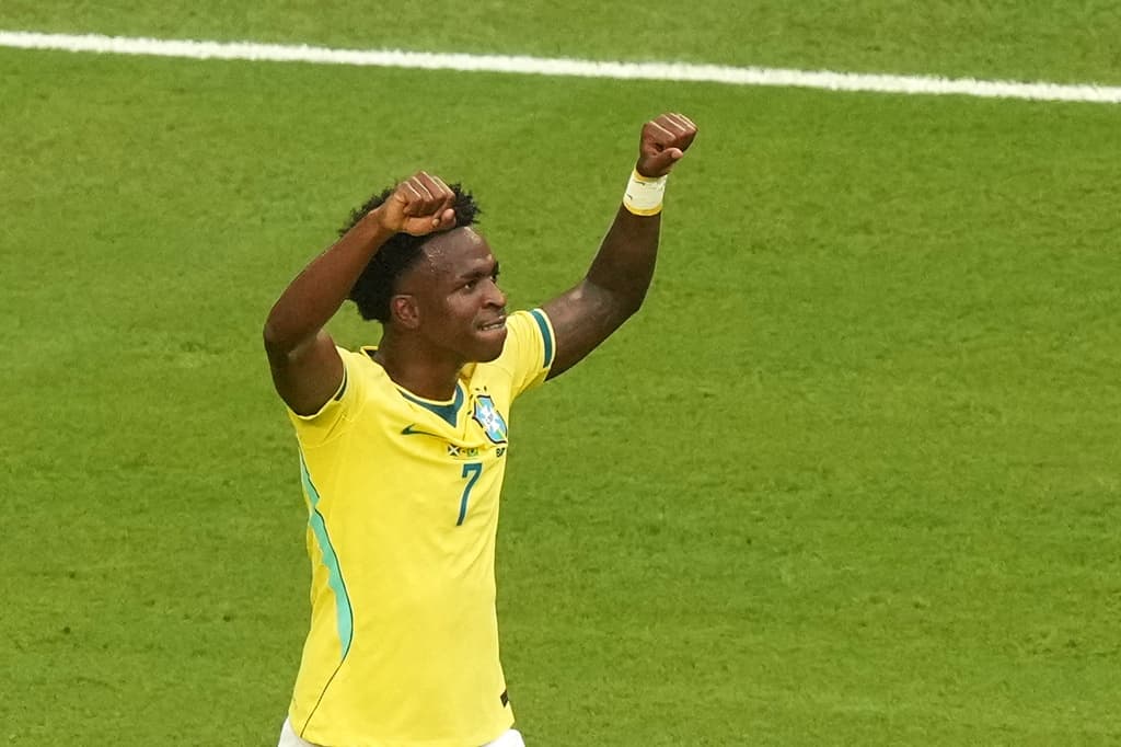 El brasileño Vinicius Junior (7) celebra su gol durante el partido de fútbol
