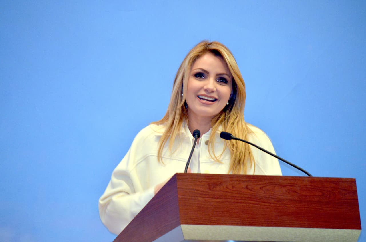 Sanjuana Martínez le preguntó si no cree que 'La Gaviota' debería estar muy agradecida con ella por ser su madrina artística, y Castro respondió así: "Yo lo que doy , lo doy de corazón, y lo que sale de mí lo doy de verdad abiertamente y con toda la tranquilidad del mundo. Si la gente valora bien, y si no, es problema de ellos. Yo estoy bien. ¡Qué me importa!".