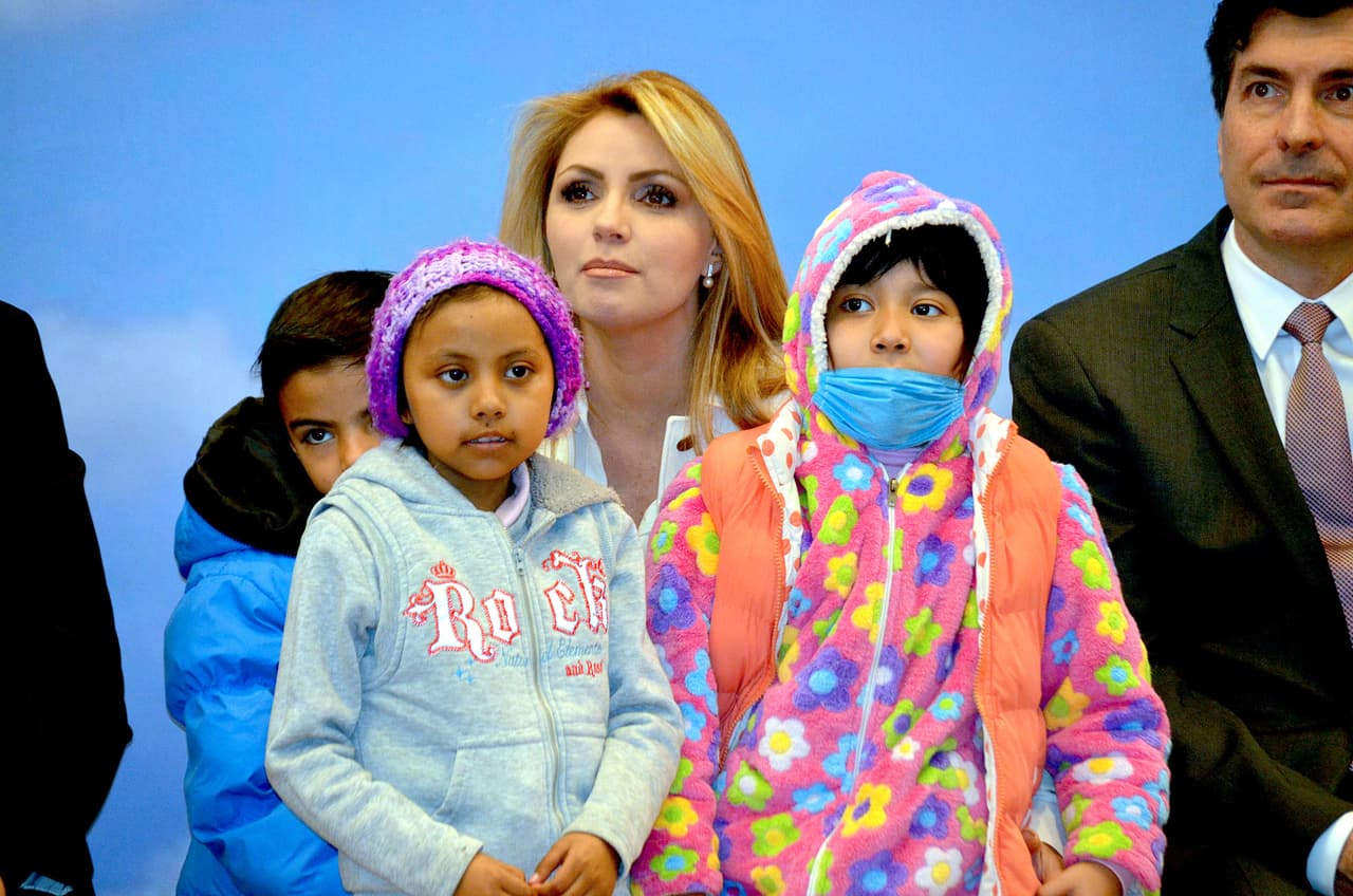 Angélica Rivera presenta disco dedicado al Papa