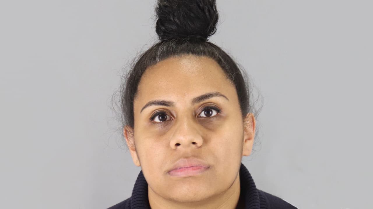 Fiscalía: mujer usaba tarjetas de crédito de los ancianos que cuidaba en un asilo para pagar por sus compras