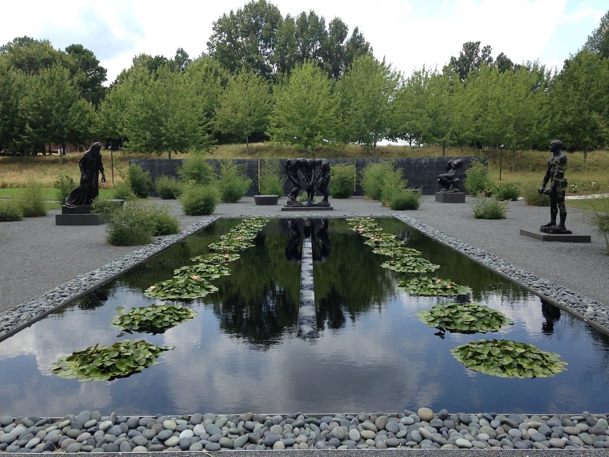 <b><a href="https://ncartmuseum.org/">North Carolina Museum of Art (Raleigh)</a></b>. El museo ofrece una colección permanente que abarca más de 5000 años, una variedad de exhibiciones célebres y programas públicos, un anfiteatro para espectáculos al aire libre y el parque de museos más grande del país: 164 acres de senderos y parques que contienen importantes obras de arte.
<br>
<br>
<b><a href="https://goo.gl/maps/kKCzMsgm1HCktZ7y5">Cómo llegar</a></b>