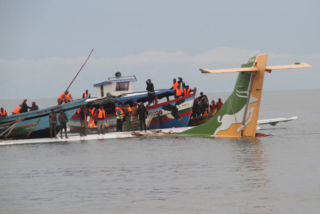 Al menos 19 personas murieron este domingo después de que un avión de la aerolínea tanzana Precision Air se estrellara esta mañana en el lago Victoria con 39 pasajeros (incluido un menor) y cuatro tripulantes, según confirmó el primer ministro del país, Kassim Majaliwa. En la imagen, rescatistas buscan supervivientes.