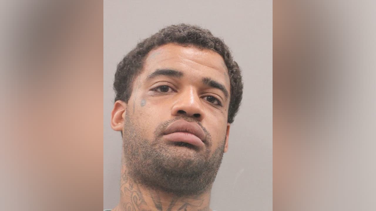 Brandon Lee Mickens, enfrenta cargos de robo menor de $300 en un cajero automático.