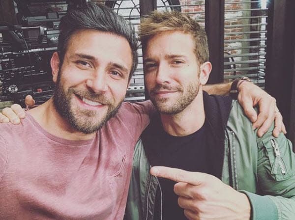 El galán
<b><a href="http://www.univision.com/novelas/caer-en-tentacion/caer-en-tentacion-santiago-fue-acusado-por-el-asesinato-de-carolina-escena-del-dia-video">Carlos Ferro</a></b> también se tomó una foto con el cantante: "Que Gusto !!! @pabloalboran 🙌 Gracias por #Saturno @caerententacion".