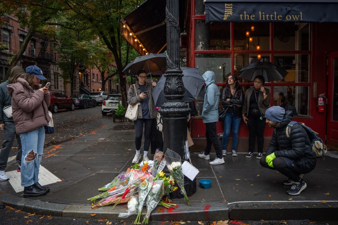 A pesar de la lluvia, durante el día acudieron las personas a esta esquina de West Village.
<br>