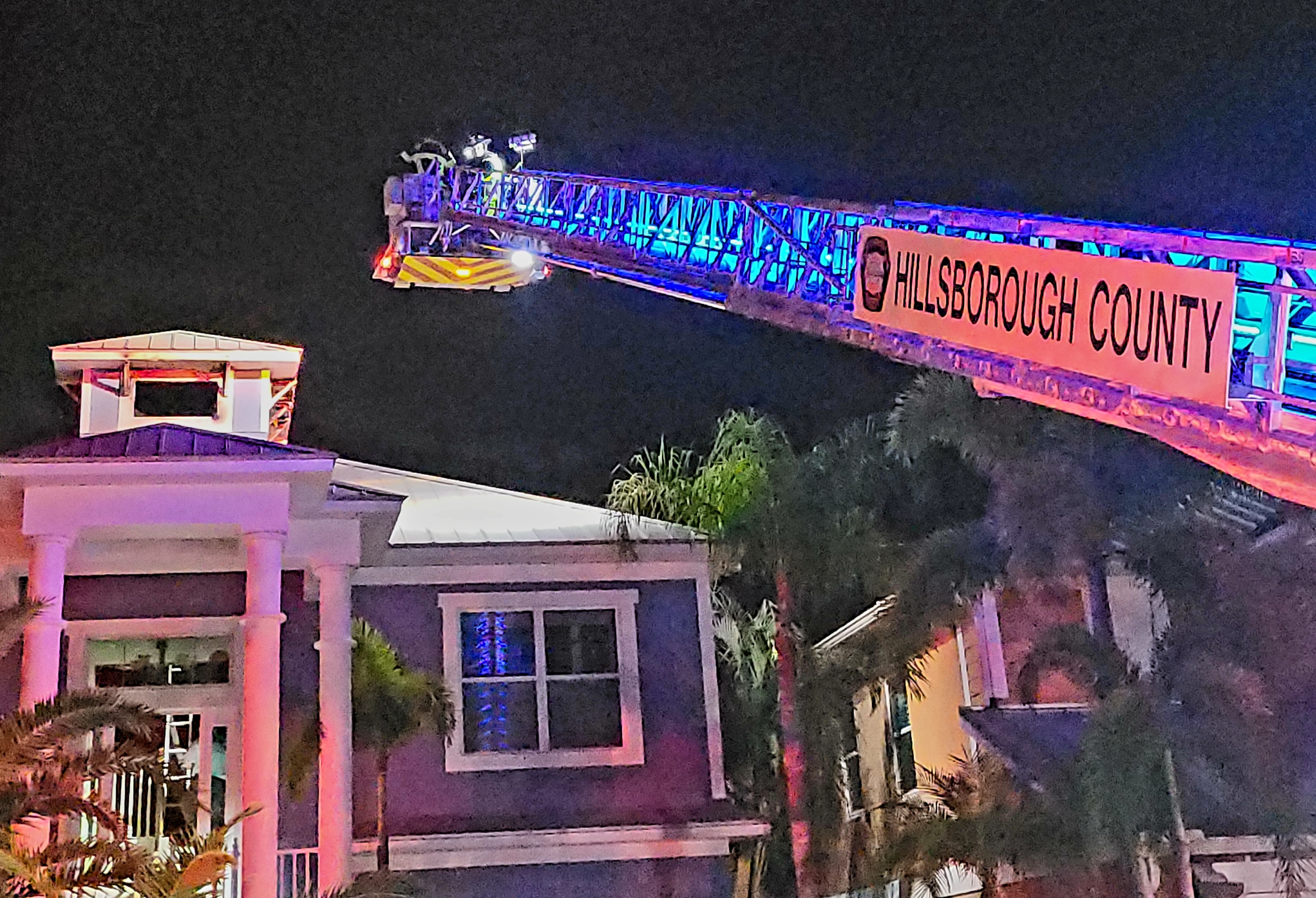 Cerca de las 11:19 p.m. de este viernes, se recibieron múltiples llamadas al 911 sobre llamas en el segundo piso de una vivienda ubicada en el bloque 6400 de Grenada Island Avenue.