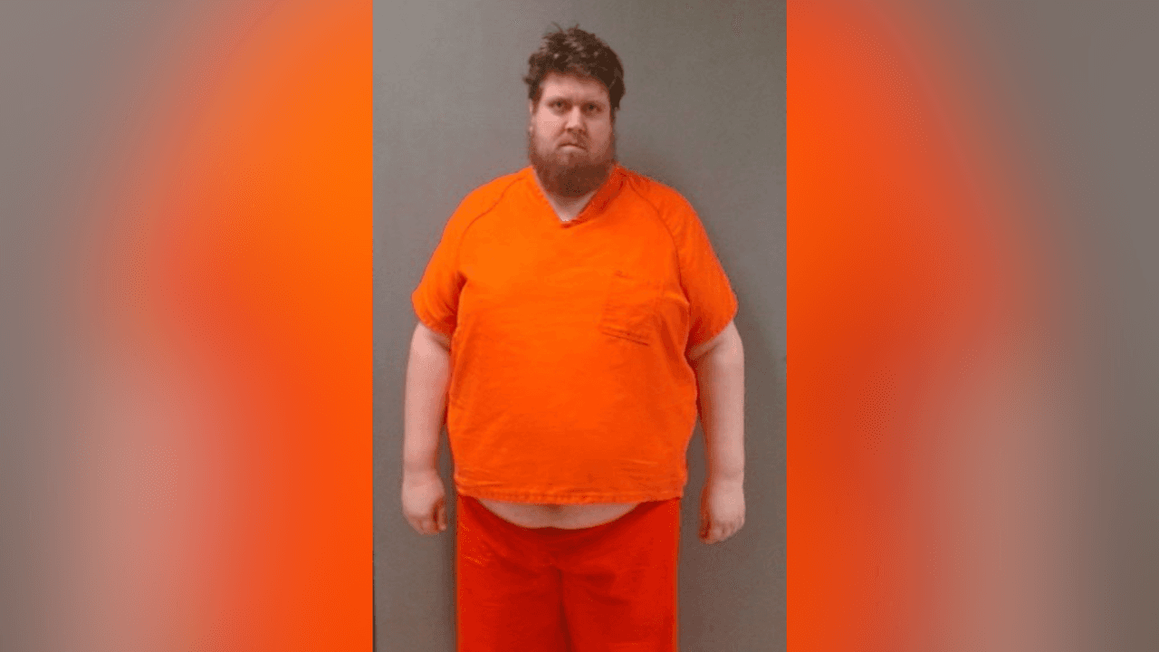 Descubren a hombre sospechoso de poseer pornografía infantil y lo arrestan