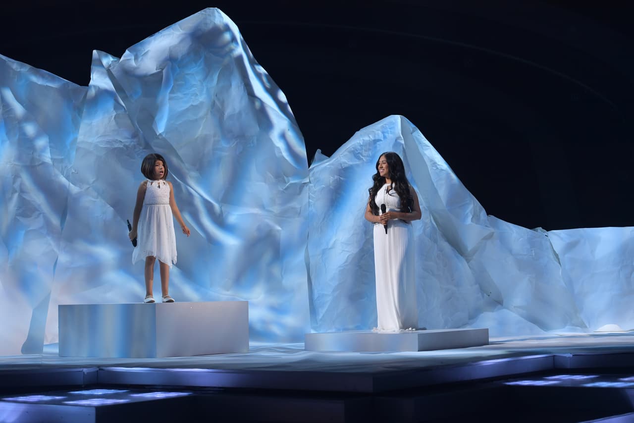 Y junto a su hermana Estefanía nos presentó un gran número musical.