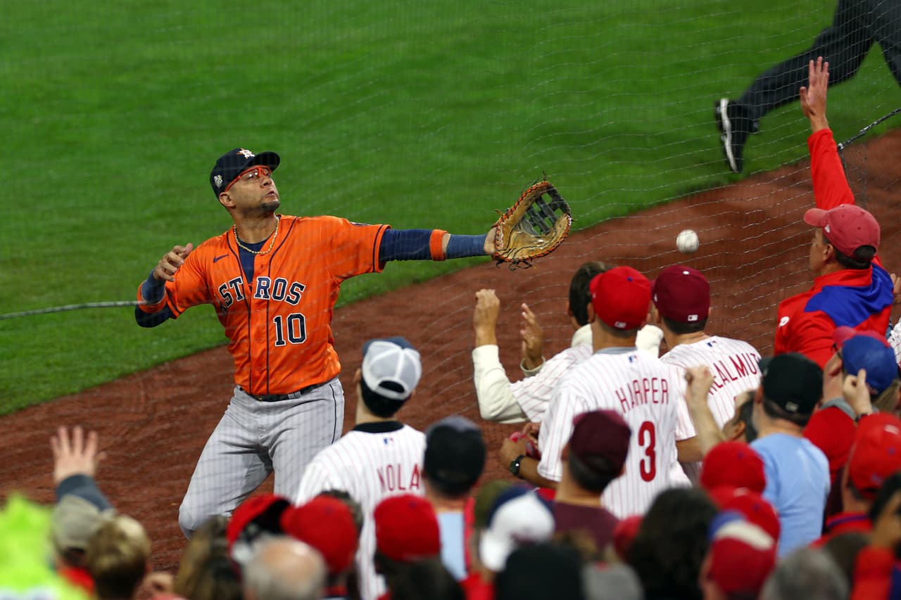 Yuli Gurriel # 10 de los Astros de Houston no logra atrapar un 'pop fly' de Rhys Hoskins # 17 de los Phillies de Filadelfia durante la primera entrada.