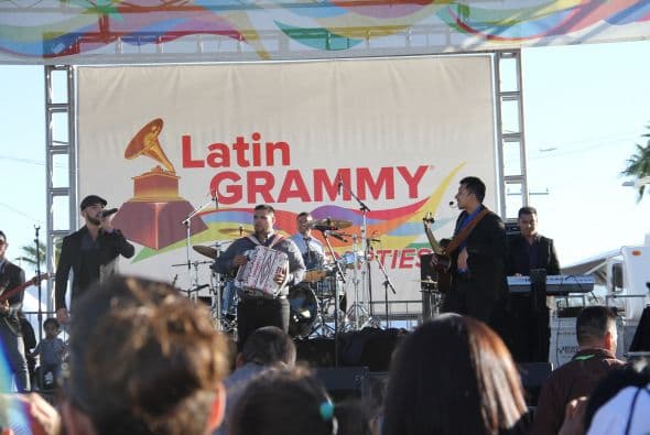 “ Los Canarios de Michoacán” pusieron a bailar a cientos de Arizoneneses en los Latin Grammy Street Parties en Phoenix, quienes no pudieron resistirse al carismático grupo de música regional mexicana, su sonido único del arpa y a sus conocidos sencillos. 