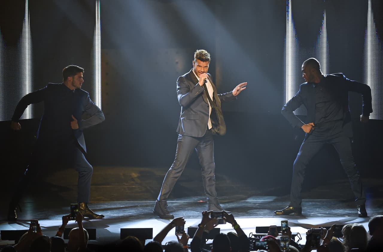 El estreno de la canción coincidió con el One World Tour de Ricky Martin.
