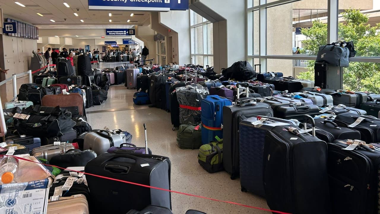 Luego del 
<b><a href="https://www.univision.com/noticias/mundo/claves-fallo-informatico-global-paralizo-industrias-mundo" target="_blank">fallo informático global ocurrido el pasado viernes</a>, la aerolínea <a href="https://www.univision.com/local/atlanta-wuvg/delta-microsoft-crowdstrike-investigacion-denuncia-reembolso" target="_blank">Delta sigue enfrentando los impactos</a></b>. 
<b>Muchos pasajeros aún no encuentran sus maletas</b>. El Departamento de Justicia anunció que 
<a href="https://www.univision.com/local/atlanta-wuvg/fallo-tecnologico-atlanta-aeropuerto-cancelaciones-retrasos-vuelos" target="_blank">investigará a Delta por los problemas que aún presenta para retomar las operaciones</a> con normalidad.