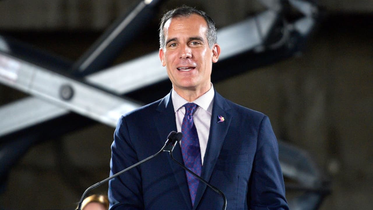 El 19 de marzo, una 
<a href="https://www.univision.com/local/los-angeles-kmex/alcalde-de-los-angeles-ordena-a-los-residentes-mantenerse-en-casa-y-cerrar-negocios-no-esenciales">noticia dejó sorprendido y paralizado a todos los residentes de Los Ángeles</a>. El alcalde, Eric Garcetti, informó en rueda de prensa que firmó la orden "Más seguros en casa" detallando las restricciones para evitar la propagación del 
<a href="https://www.univision.com/temas/coronavirus">coronavirus</a>, la cual entró en vigor a partir de las 11:59 pm de ese mismo día y que se iba a extender inicialmente hasta el 19 de abril. 
<b>En ese momento un nuevo término entró en uso: los trabajadores esenciales.</b> 
<br>La batalla contra el coronavirus se convirtió en una lucha que tocó las vidas de todas las personas, hizo que algunos se convirtieran en héroes y trabajadores de primera línea, pero también hizo de cada uno un héroe de su propia historia en la lucha contra el virus.