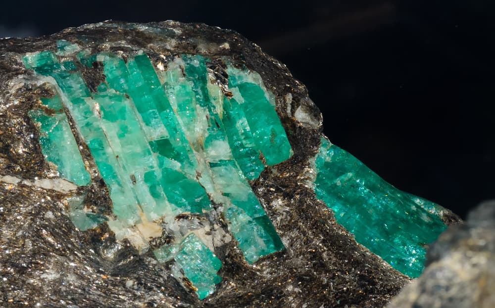 Es útil en ejercicios de meditación profunda, ya que aporta orden mental, serenidad, determinación y una capacidad de esclarecimiento mental que ayuda a elevar el espíritu. Esto se relaciona al poder de equilibrio y purificación que se le atribuye.