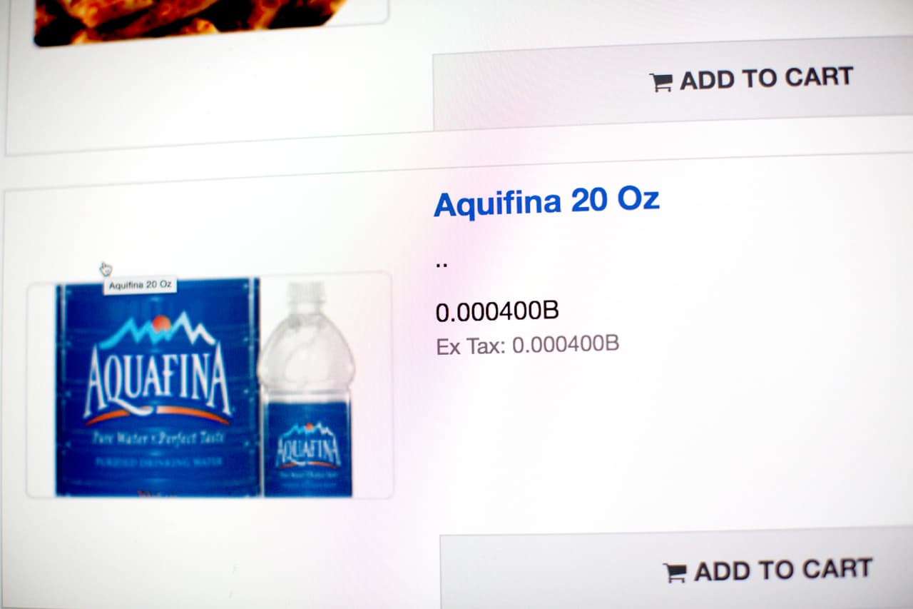 La página PizzaForCoins permite comprar en línea alimentos de las tiendas Pizza Hut, Dominós Pizza y Papa Jones en EEUU, a cambio de bitcoins. Una botella de agua costaba al momento de la foto 0.0004 bitcoins.