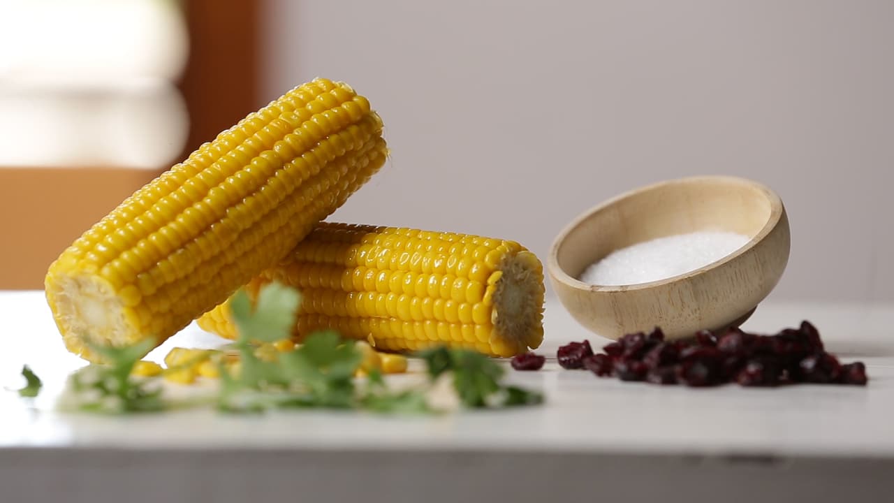 También necesitarás granos de maíz previamente cocido, cilantro, arándanos y sal.
