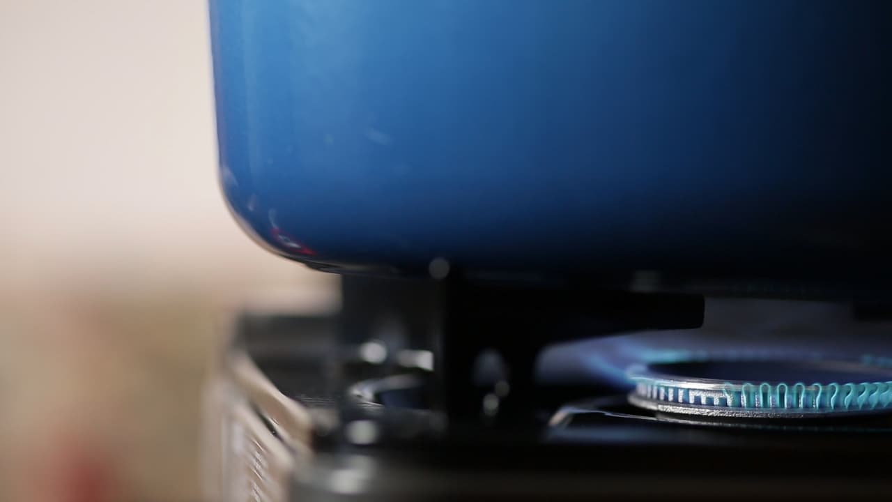 Tapa la olla y baja la intensidad del calor al mínimo. Manténla en la estufa entre 25 y 30 minutos más o hasta que se consuma por completo el agua y el arroz esté hidratado.