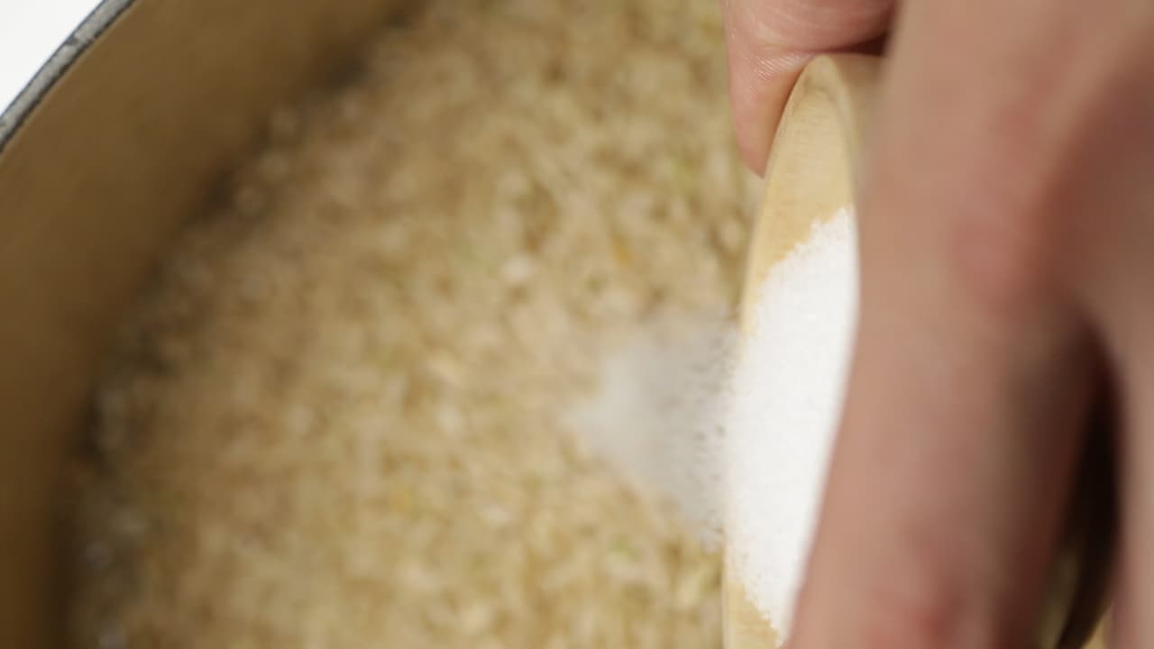 Pon a hervir una olla arrocera con 1 taza de arroz y 2 de agua. Agrega la sal y revuelve gentilmente.