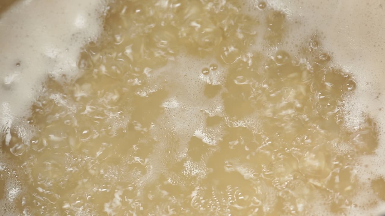 Mantén la olla destapada y a temperatura alta hasta que hierva. Déjala hervir unos 4 minutos más.