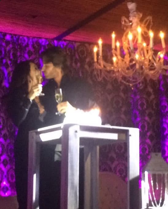 A los cumpleañeros les cantaron las "Mañanitas" y apagaron las velitas del pastel.