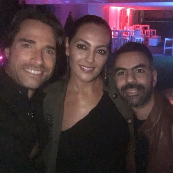 Sebastián no dejó de tomarse fotos con sus grandes amigos.