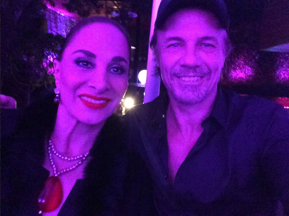 Susana Dosamantes lució muy guapa y elegante en la noche, demostró que sigue siendo una muy guapa mujer.