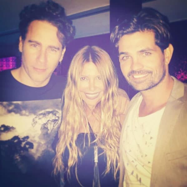 La actriz Mónica Ayos tuvo suerte de tomarse una foto con este par de galanazos.