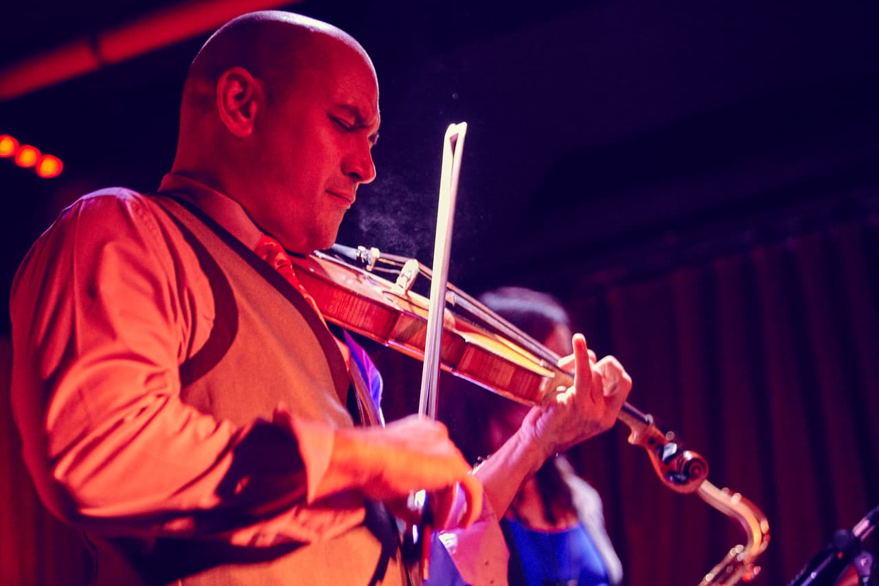 El violinista Alí Bello ha sabido moverse entre diversos géneros gracias a sus habilidades de improvisación, que le han valido su participación en escenarios junto a Tito Puente.