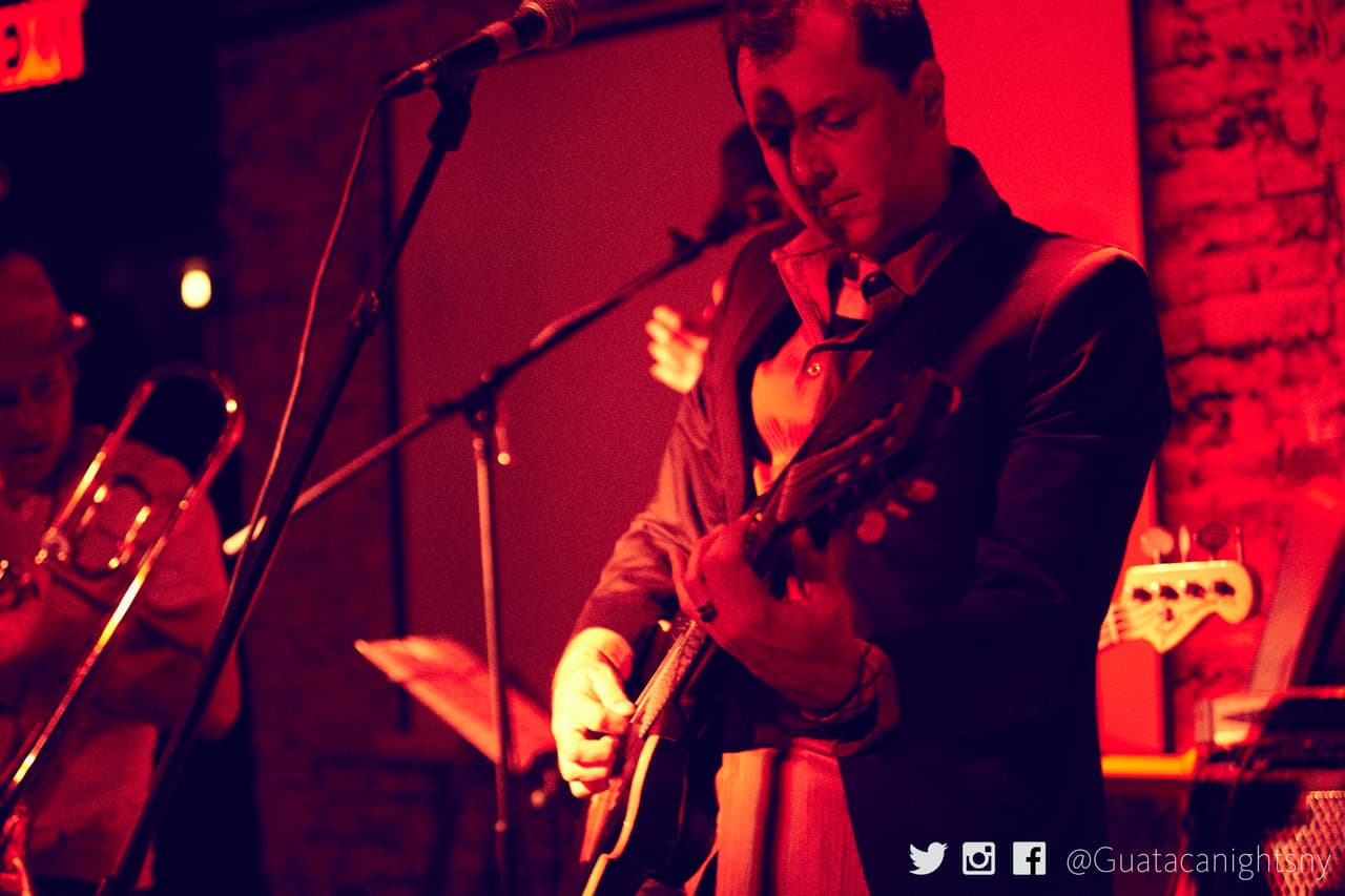 El compositor, vocalista y guitarrista venezolano Juancho Herrera es conocido por los ritmos de jazz latino que toca en Nueva York.