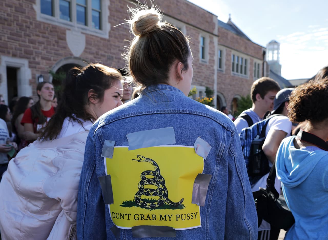Carteles sobre el último escandalo de la campaña del republicano Donald Trump se ven en el campus de la universidad Washington.