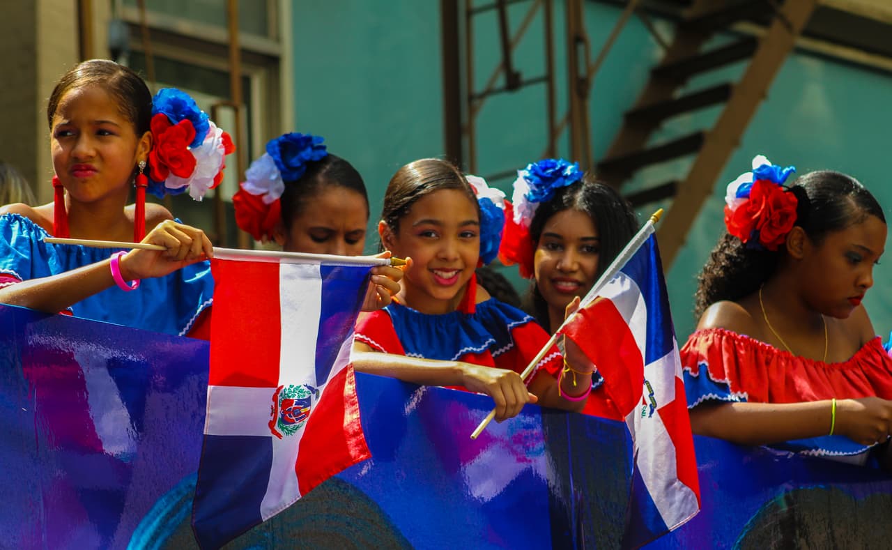 Niñas con vestimenta tradicional quisqueyana durante el
<a href="https://www.univision.com/local/nueva-york-wxtv/cientos-de-quisqueyanos-celebran-con-musica-y-baile-el-desfile-nacional-dominicano-en-nueva-york-video">Desfile Dominicano de 2019</a>.