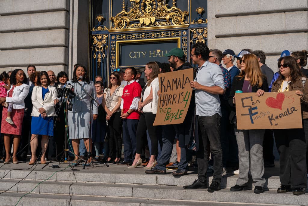 Otros asistentes presumieron mensajes en pancartas que leían "Kamala Harris es para la gente" y "San Francisco ama a Kamala".