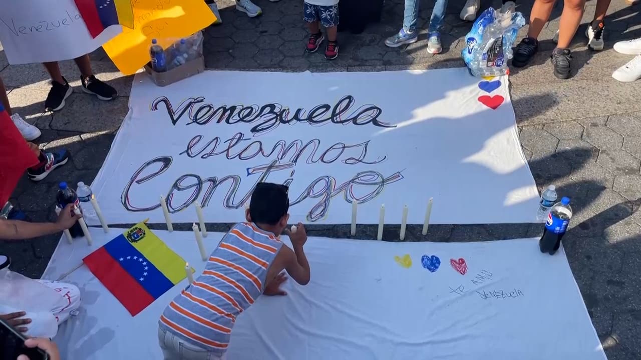 En el país sudamericano 
<b>al menos 11 personas han muerto, según la organización Foro Penal,</b> en medio de la represión de las protestas que estallaron el lunes tras la cuestionada reelección del presidente Nicolás Maduro.